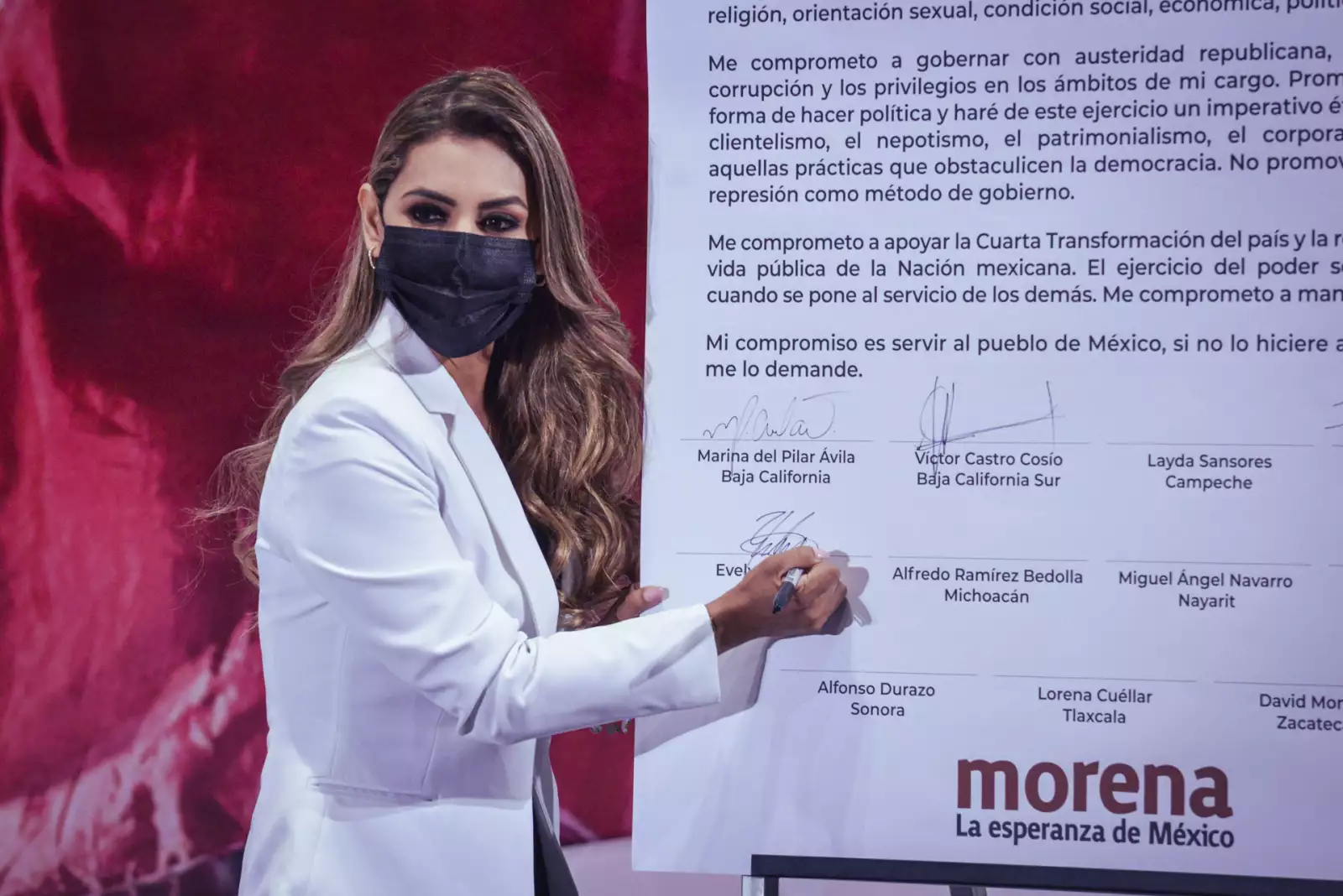 Evelyn Salgado, gobernadora electa de Guerrero, firma la carta de compromiso de gobernadores de Morena.