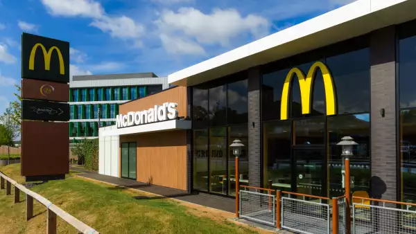La Universidad de la Hamburguesa comenzó en el sótano de un restaurante de McDonald’s en Elk Grove Village, Illinois.