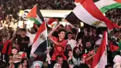 Los aficionados al fútbol palestino reaccionan mientras ven el partido de octavos de final de la Copa Mundial de la FIFA 2026 entre Argentina y Egipto en una pantalla en la ciudad de Ramallah, ocupada por Israel, Cisjordania, el 7 de julio de 2026.