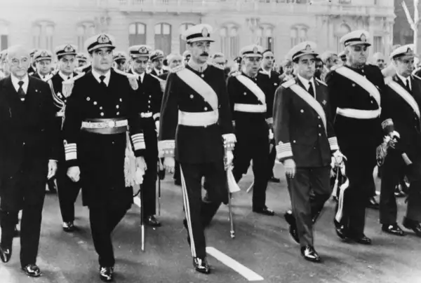 El presidente de Argentina Jorge Rafael Videla (centro) marcha con el almirante Emilio Eduardo Massera (segundo desde la izquierda) y el general de brigada Orlando Ramón Agosti (tercero desde la derecha) mientras celebran el Día Nacional de Argentina, 25 de mayo de 1976.