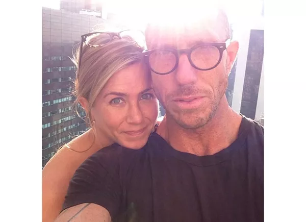 La actriz de 44 años se puso en manos del profesional Chris McMillan para hacerse un marcado corte de pelo que, aunque muchos calificaron como "dramático", a ella parece encantarle.