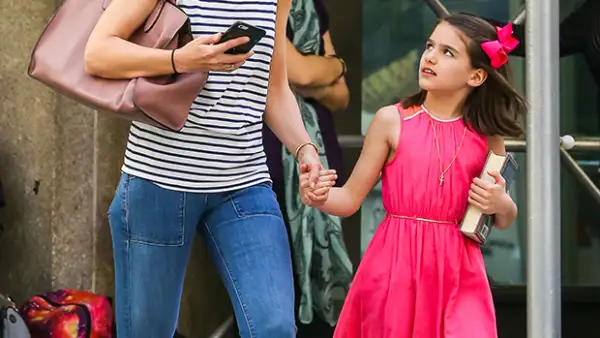 La hija de Tom Cruise y Katie Holmes fue celebrada en un lujoso restaurante situado en Manhattan, sin embargo, su papá no estuvo con ella por tercer año consecutivo.