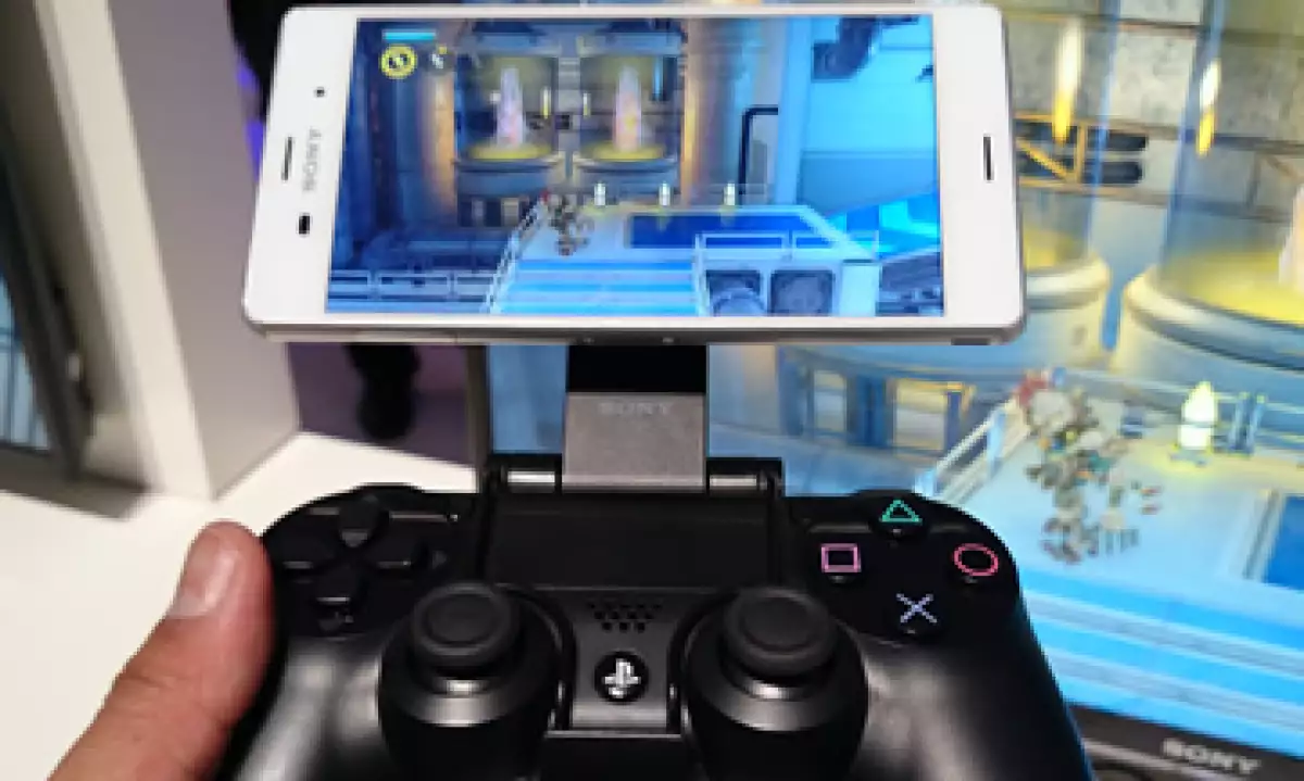 El Xperia Z3 usa la función la función Remote Play para transmitir contenido de la consola de videojuegos. (Foto: Carlos Fernández de Lara)