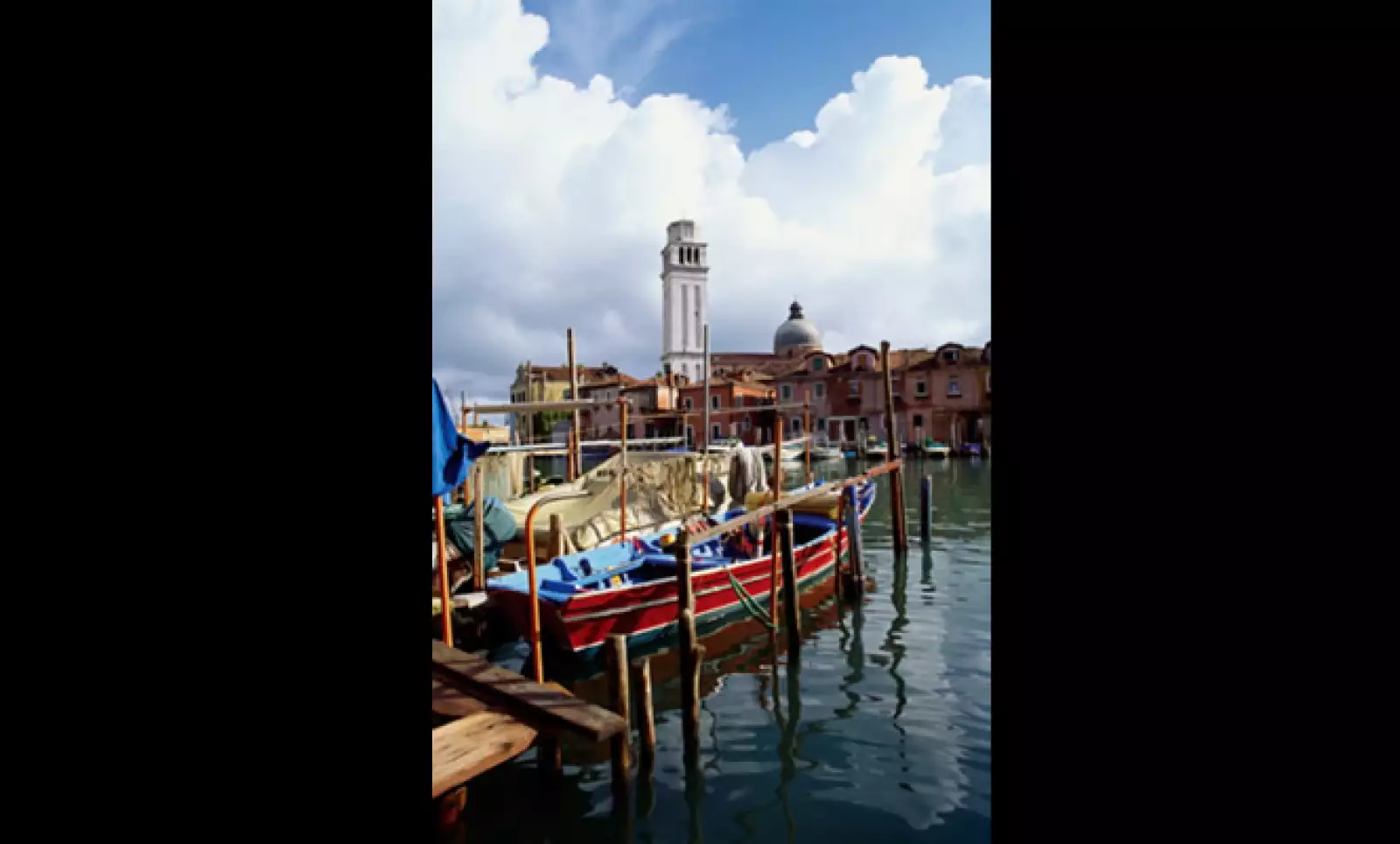 Esta góndola es una de las más antiguas ya que todavía conserva sus colores originales. Actualmente existe una ley para que todas las embarcaciones sean de color negro o café oscuro.