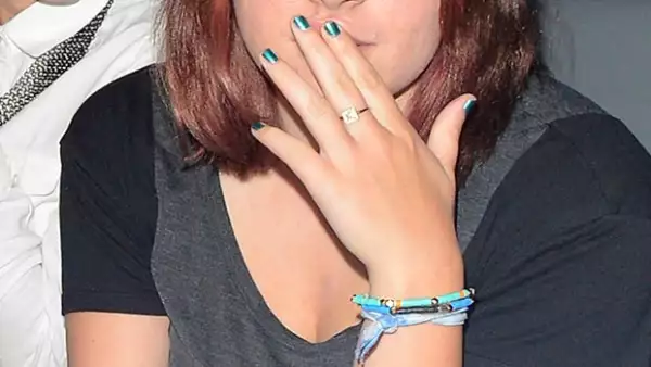 Isabella Cruise mantiene un perfil bajo trabajando como peluquera en un salón de la capital inglesa.