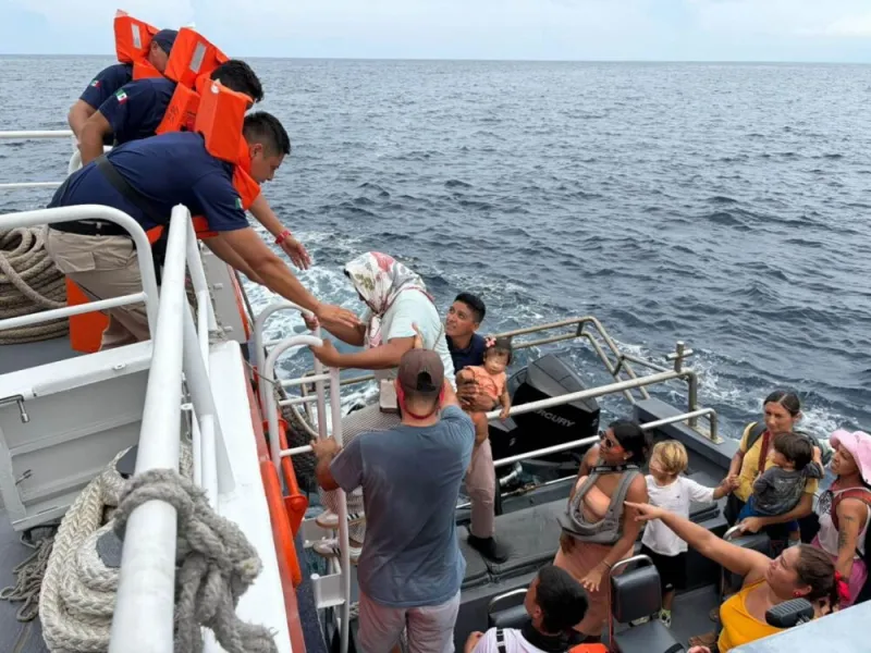 Personal de la Secretaría de Marina con apoyo de la empresa Turística Integral Islas Marías realizó la evacuación de personas y mascotas en Yelapa y Quimixto, Jalisco, ante el paso del Huracán Simón.