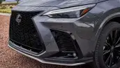 El frente del Lexus NX 350h FSport en color gris. 