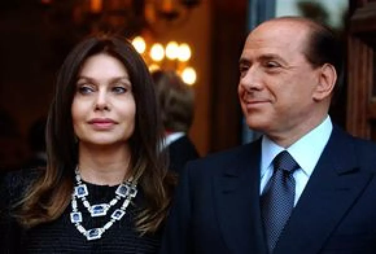La pareja del primer ministro de Italia confirmó que ha pedido el divorcio pues no está dispuesta a soportar más coqueteos de su esposo con mujeres más jovenes.