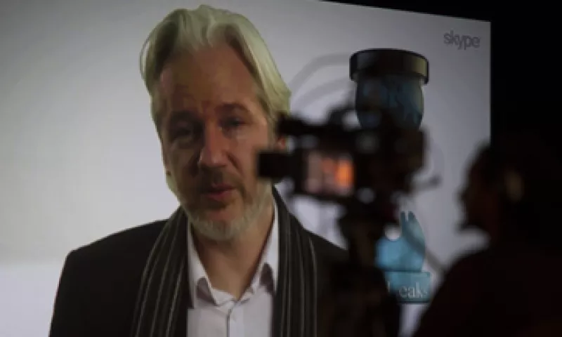 Desde junio de 2012, al menos seis policías resguardan la sede diplomática donde está Assange. (Foto: Getty Images)