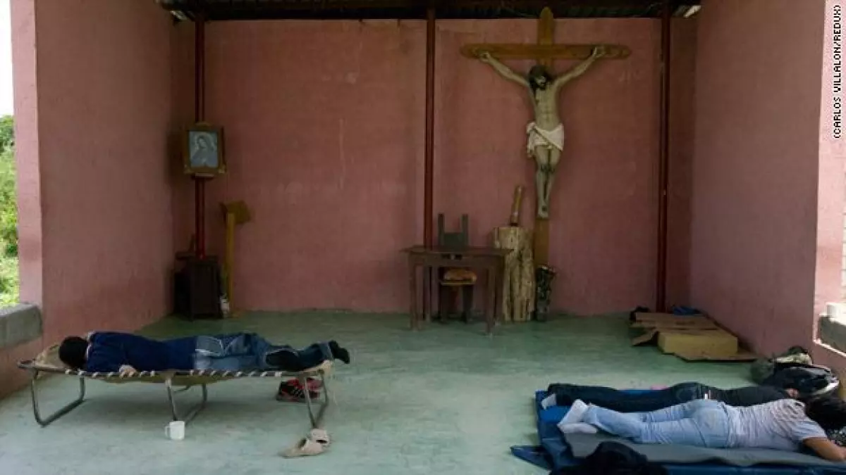 Emigrantes descansan en un albergue en la ciudad de Ixtepec.