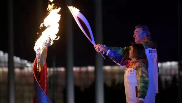 El exjugador de hockey Vladislav Tretiak y la patinadora de hielo Irina Rodnina fueorn los encargados de encender el pebetero.