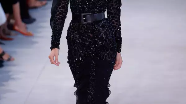 La guapa modelo no pudo controlar sus plataformas de 15 centímetros y terminó por caerse al suelo.