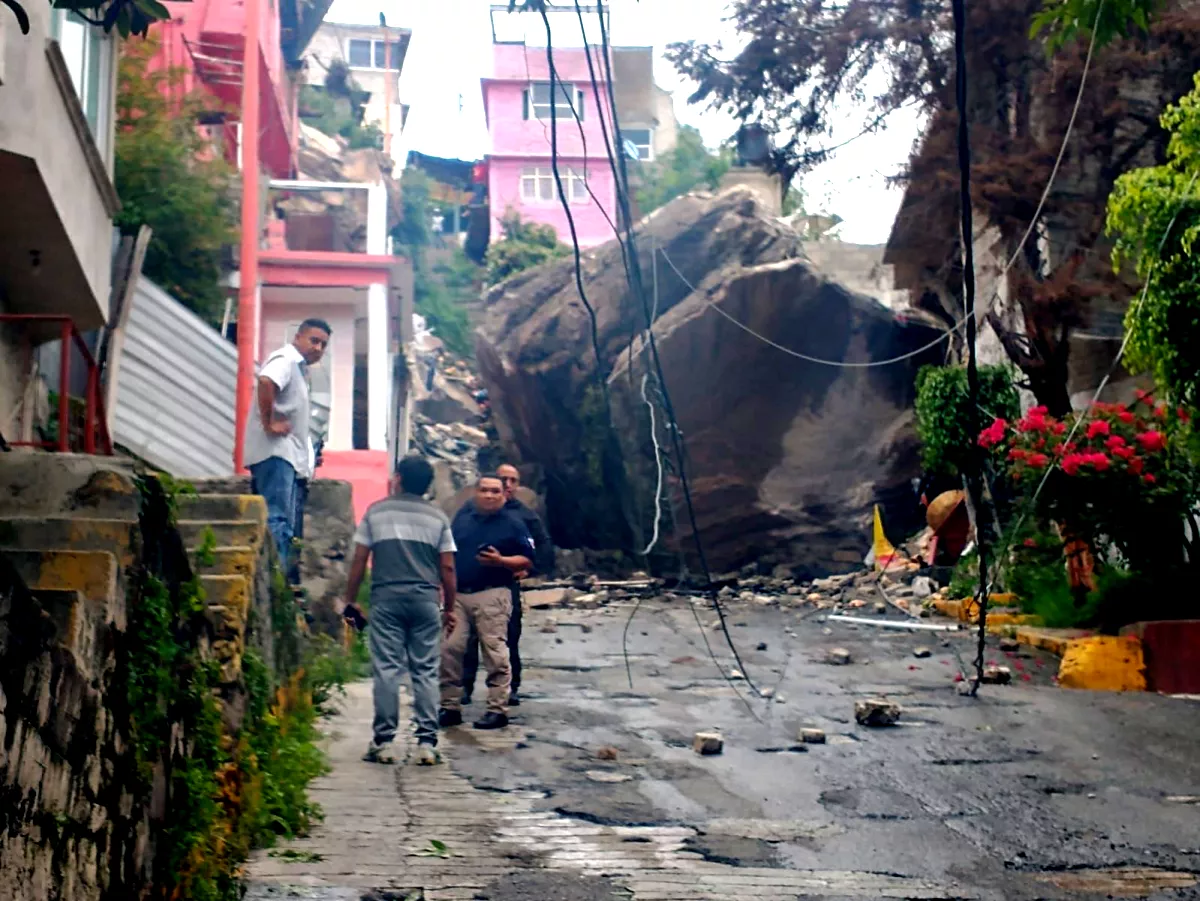 Desgajamiento en el cerro del Chiquihuite, en Tlalnepantla; un derrumbe sepultó algunas casas y desplazó otras tantas