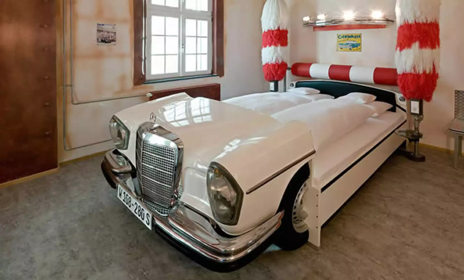 Cuenta con cuatro habitaciones individuales, 19 habitaciones dobles, una suite y 10 habitaciones temáticas, diseñadas para impresionar a los entusiastas de los autos.