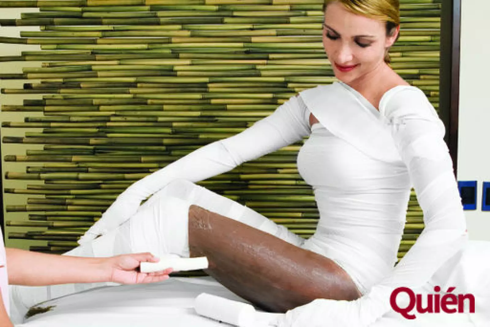 Mujer en tratamiento de vendas egipcias