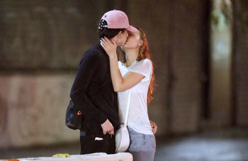 Romántico beso confirma romance entre Lily Rose Depp y Timothée Chalamet