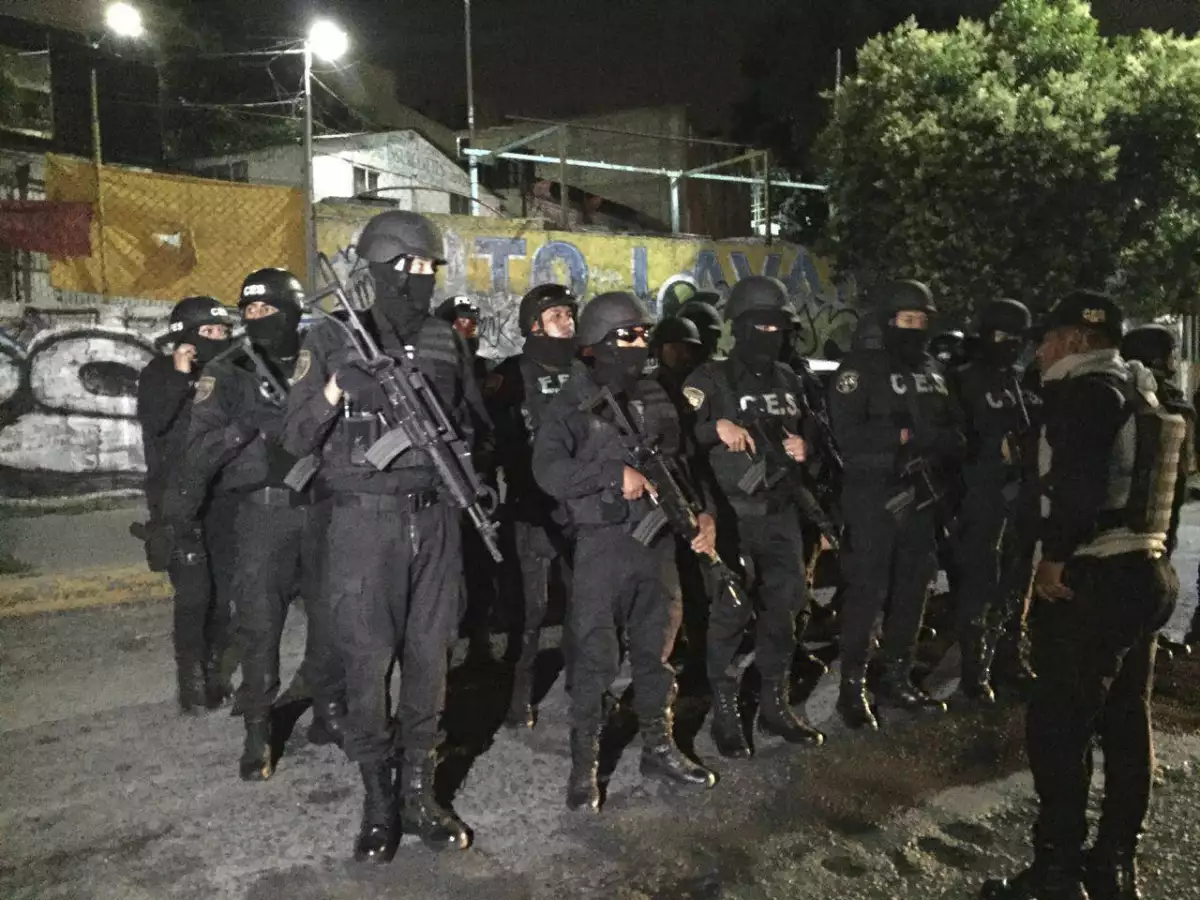 Bajo esta figura, cerca de 1,000 elementos entre policías estatales y personal de la Comisión Estatal de Seguridad ingresaron al penal para contener la violencia.
