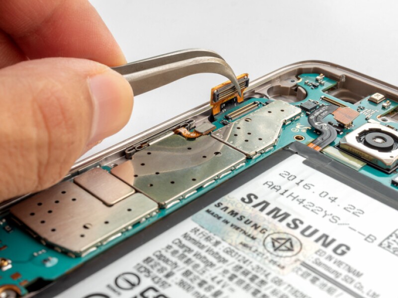 Cracked screen Samsung S7 edge smartphone