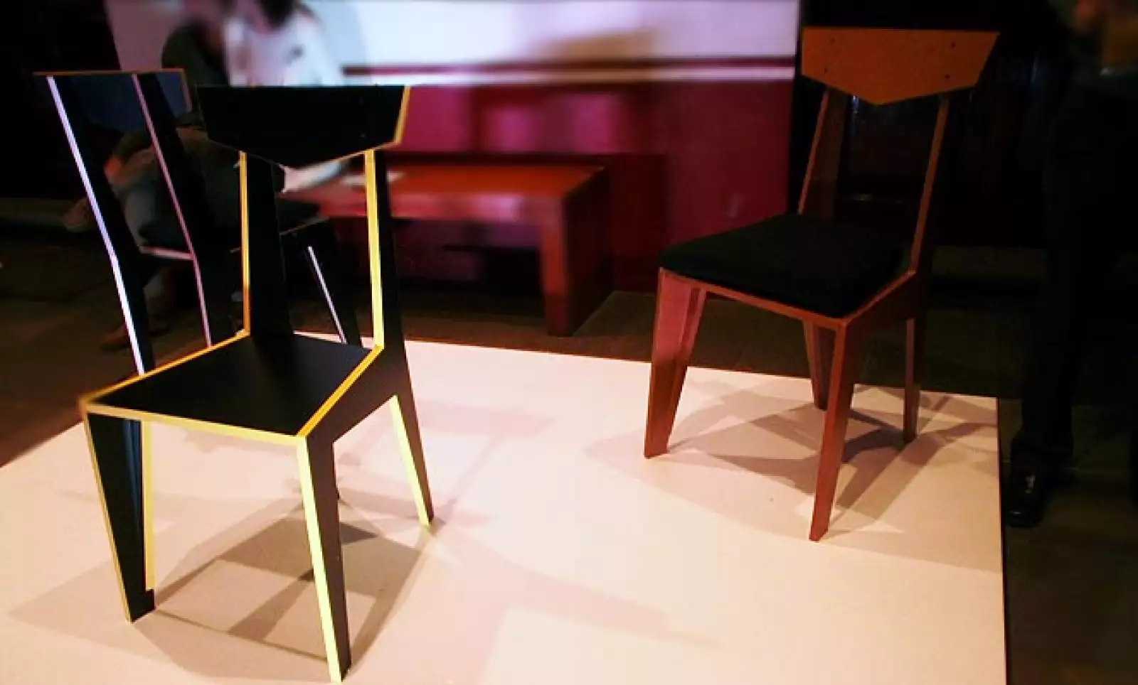 8.	P-33 es una silla cuyo diseño está determinado por la búsqueda de la optimización del material con el que está hecha, por lo que su extraña geometría responde al despiece con el cual fue concebida. Diseño: Victor Imre Ebergenyi Kelly.