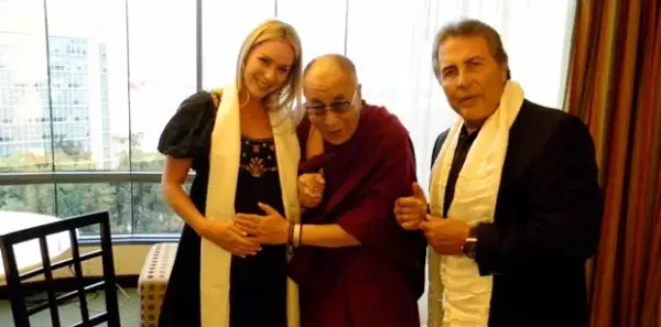 Aquí con su suegro, Jaime Camil, y el Dalai Lama durante la visita que hizo a México hace unos meses.