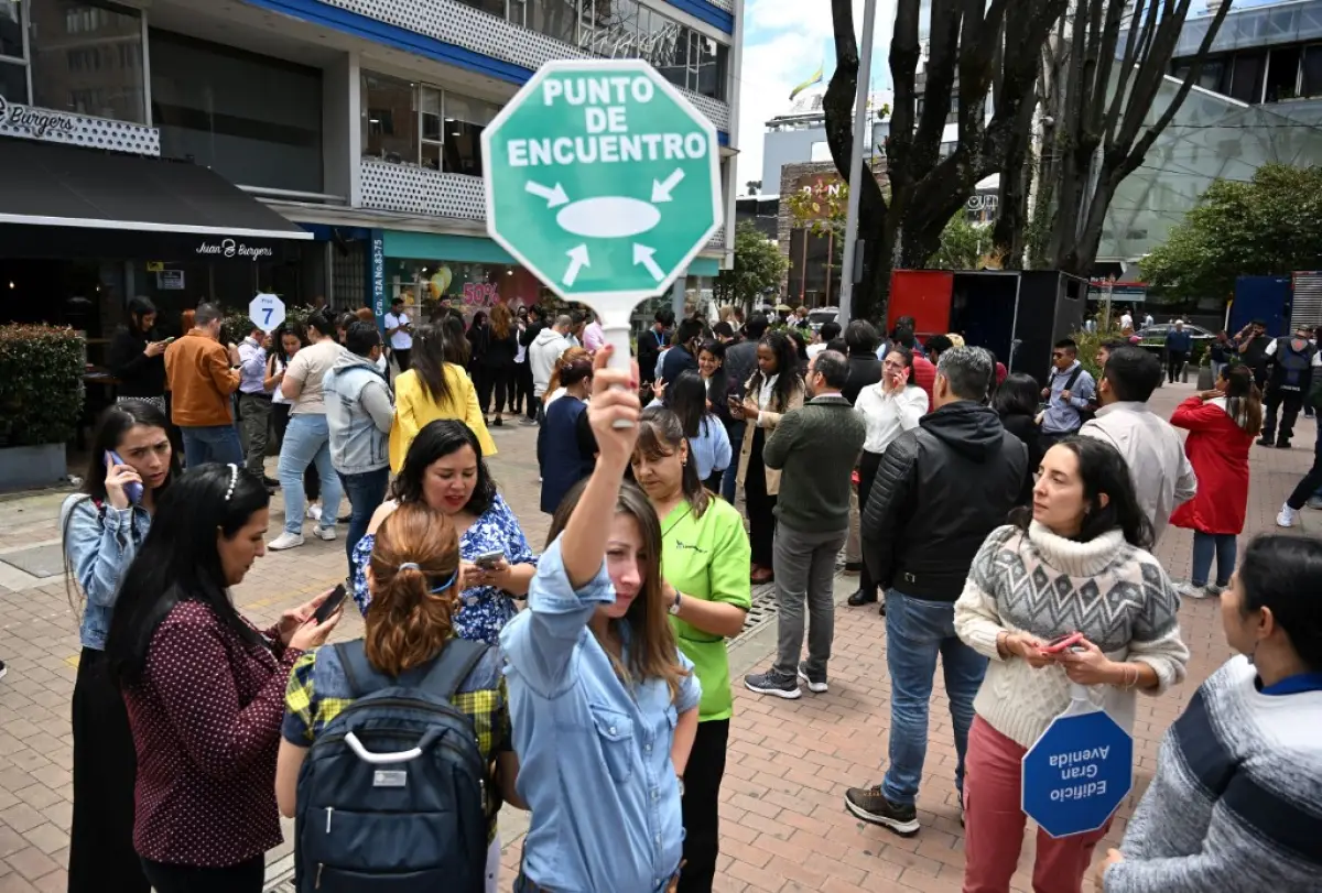 La gente permanece en las calles después de un terremoto en Bogotá, el 17 de agosto de 2023. 