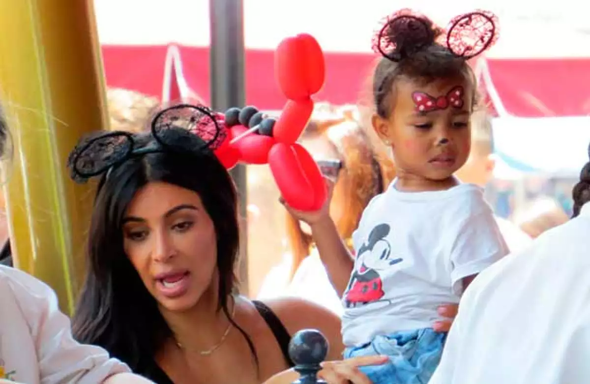 La pequeña celebró su segundo cumpleaños disfrutando de las atracciones en el parque temático junto a su familia.