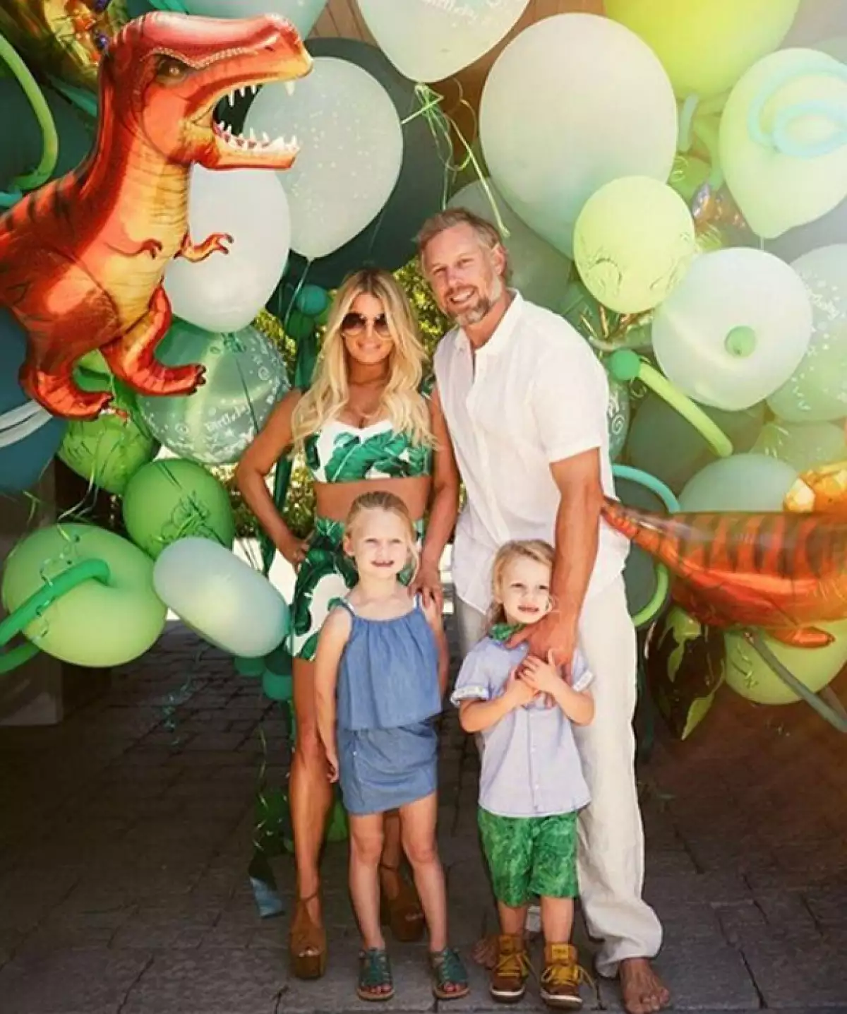 El pequeño Ace acaba de cumplir 3 años y para celebrarlo, la cantante decoró su casa con dinosaurios, globos verdes y hasta su look iba ad hoc con el festejo.