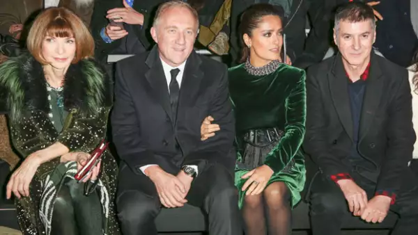 Sin ser la tonalidad de la temporada, la actriz lució un look verde esmeralda, al igual que la editora de Vogue.