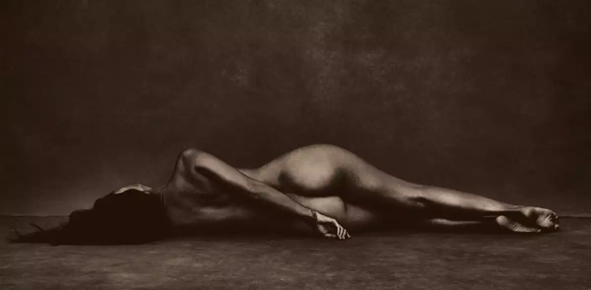 La mayor de las hijas de Kris Jenner continúa resaltando su hotness al posar y dejar ver sus curvas para el fotógrafo Brian Bowen Smith.