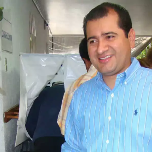 El candidato del PAN a jefe delegacional por Coyoacán, Obdulio Ávila Mayo, acudió este día a la casilla ubicada en la calle de Renato Leduc No. 109 en la colonia Bosques de Tetlameya, a emitir su voto.