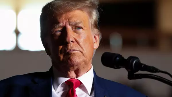 El expresidente de los Estados Unidos y candidato presidencial republicano Donald Trump reacciona mientras celebra un mitin de campaña en Erie, Pensilvania, Estados Unidos, el 29 de julio de 2023.