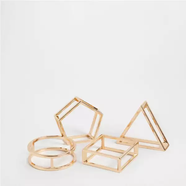 No te tienes que apegar a piezas clásicas, experimenta con estos servilleteros geométricos. 299 Pesos, Zara Home Santa Fe.