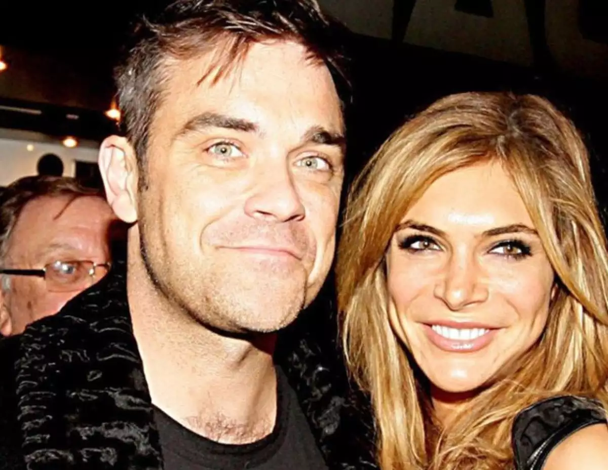 El cantante y su esposa Ayda Field anunciaron mediante el blog del británico que próximamente seran padres a finales de este año.
