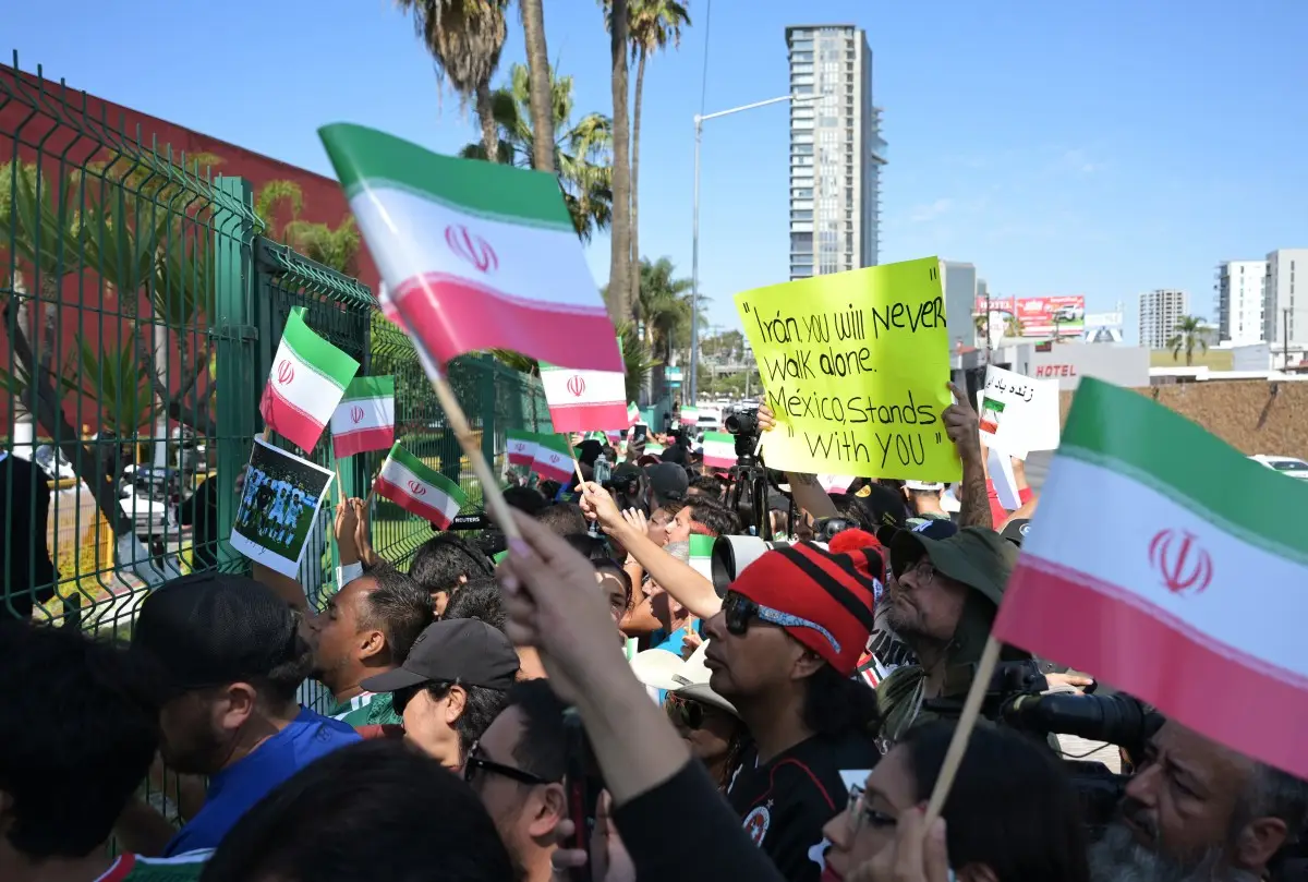 Los fanáticos de Irán esperan a que el equipo se vaya a Estados Unidos en el Hotel Marriott en Tijuana, México, el 14 de junio de 2026, en la víspera de su partido del Grupo G de la Copa Mundial de 2026 contra Nueva Zelanda.