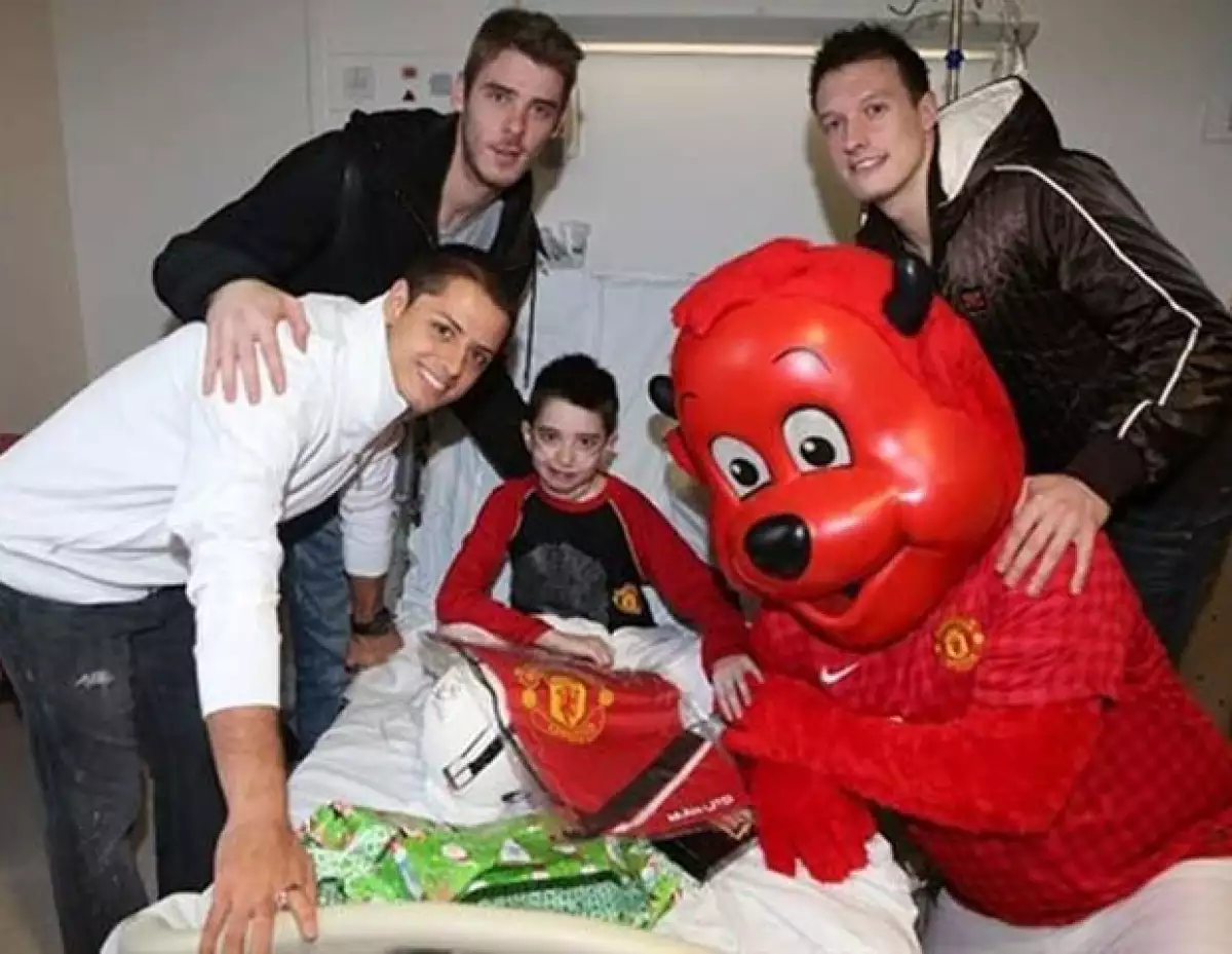 Chicharito y sus compañeros llevaron felicidad a los niños enfermos.