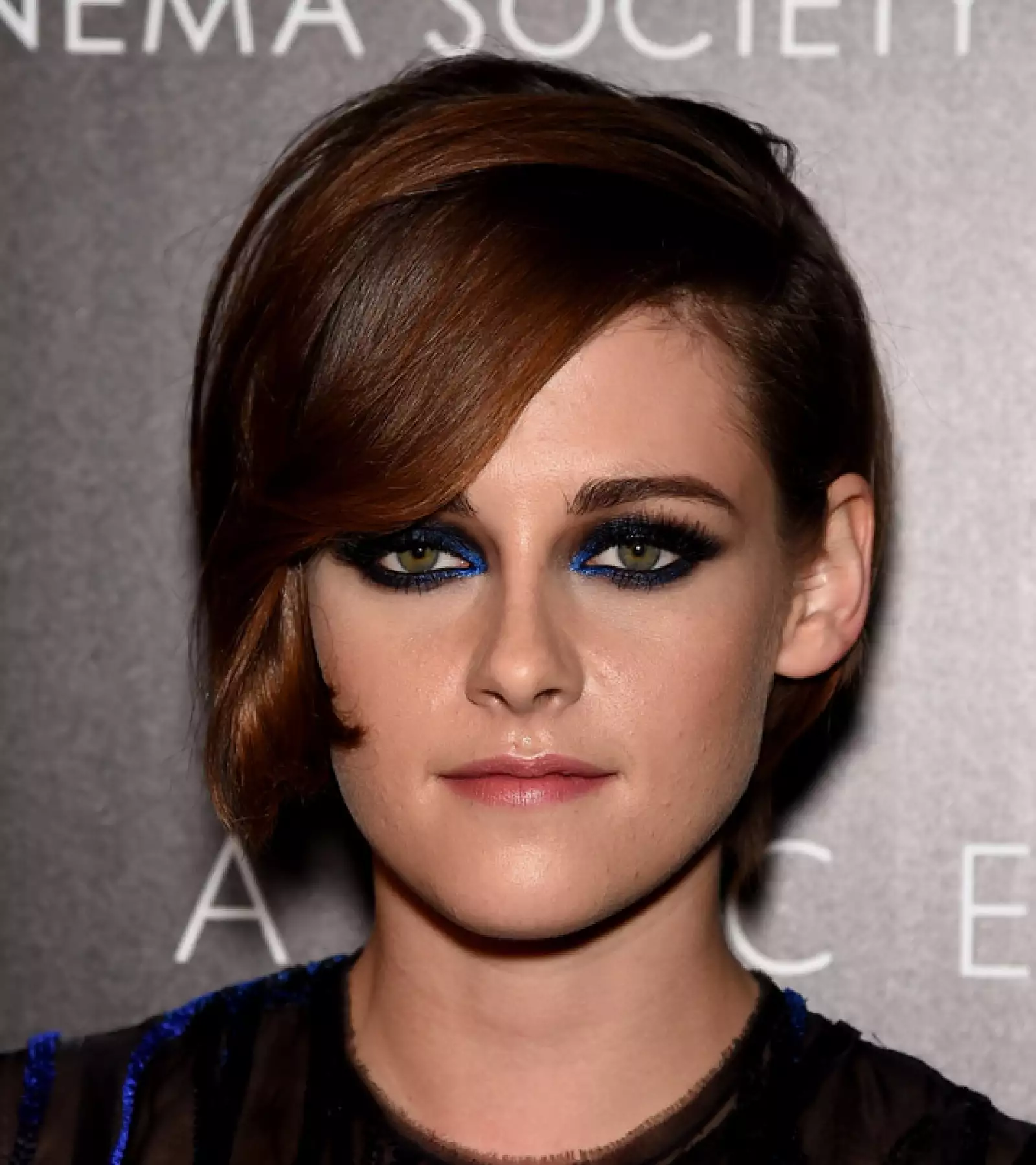 Kristen Stewart, la vimos crecer en la pantalla grande en películas como Panic Room, pero fue en 2008 con Twilight cuando logró gran popularidad siendo un fenómeno mundial.