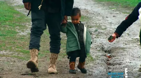 En el detrás de cámaras vemos a North y a su papá en la grabación del video Only One.