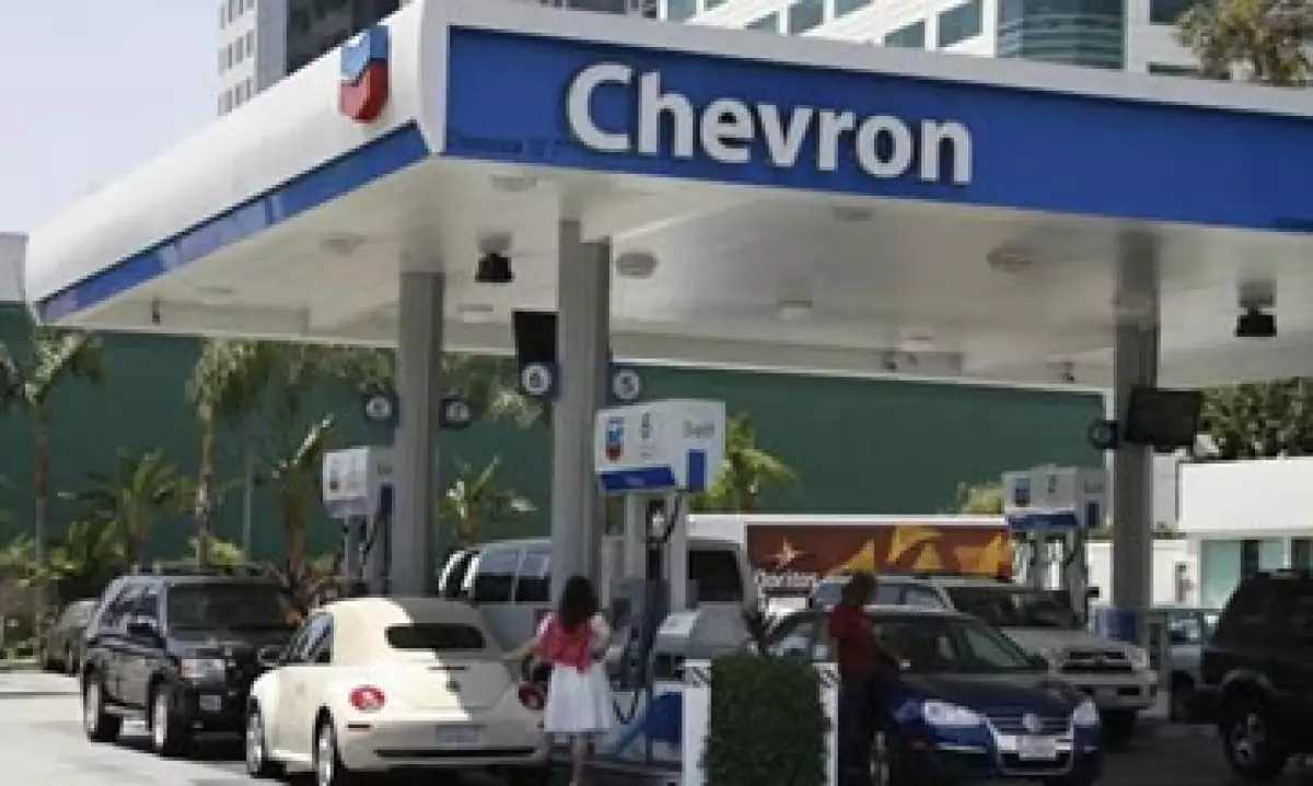 Las operaciones de refinación arrojaron ganancias por 925 mdd. (Foto: Reuters)