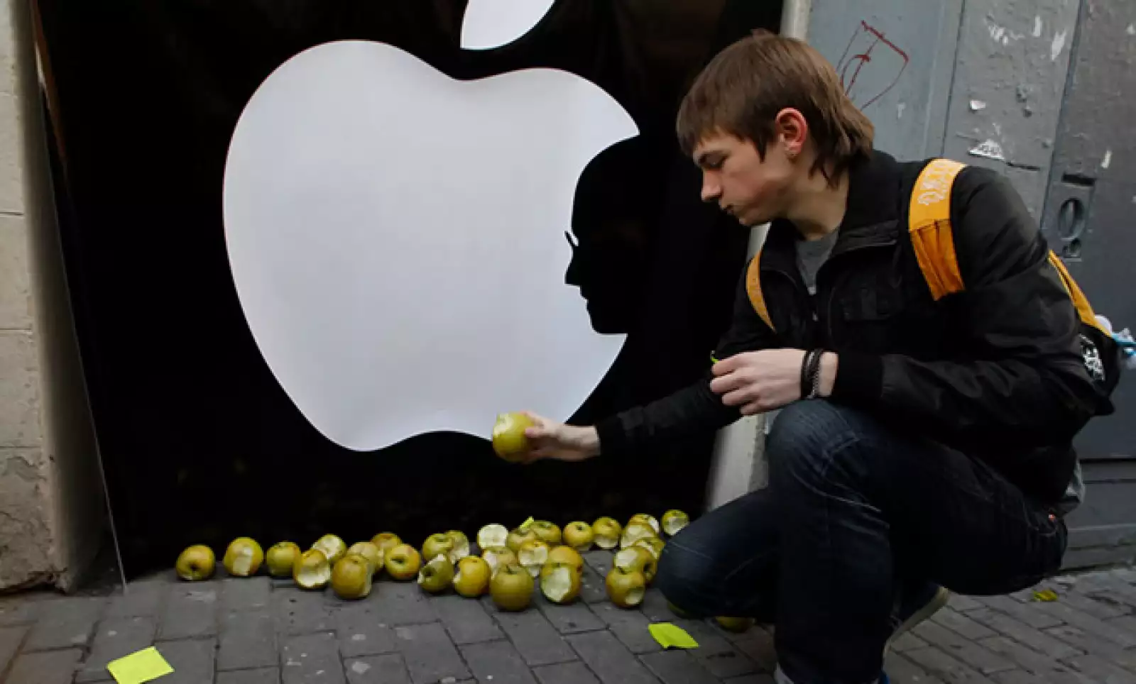 El logo de Apple, modificado con el perfil de Jobs, pudo ser visto en varias de las tiendas de la tecnológica.