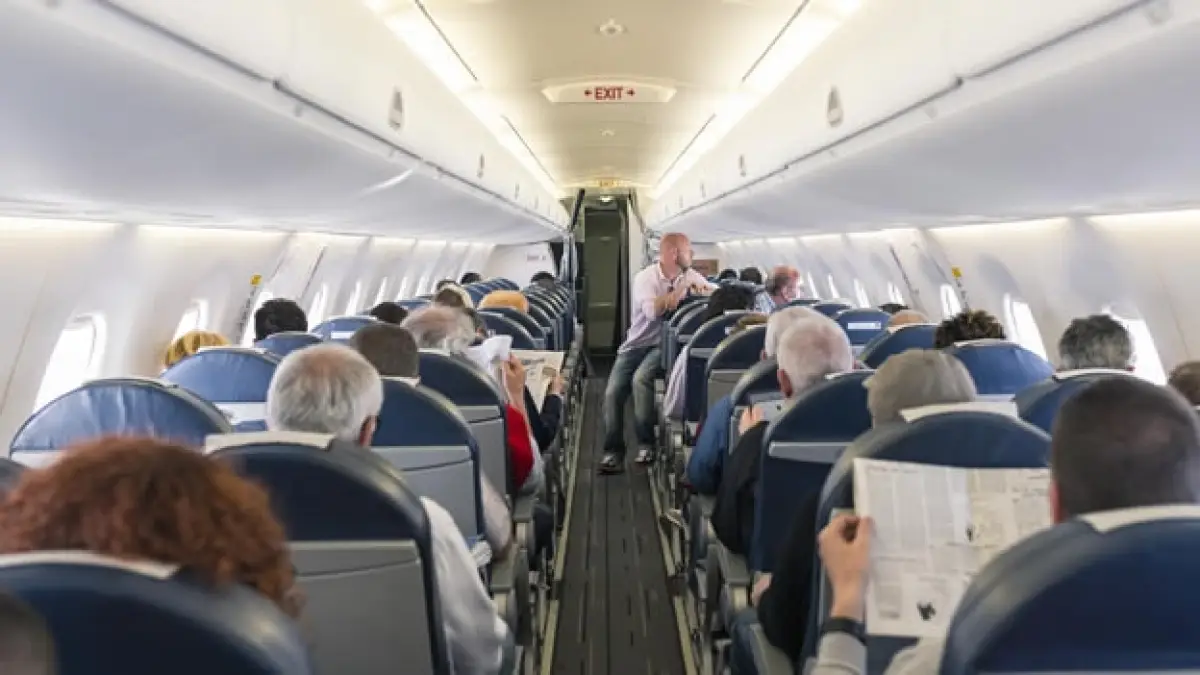 Mexicano es condenado a 18 meses de prisión por saltar de avión en EU