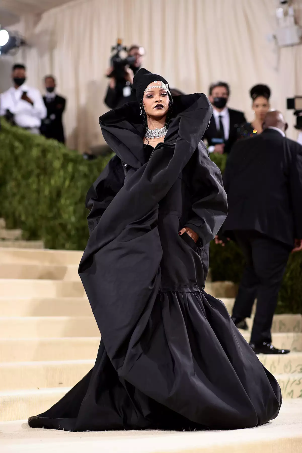 Rihanna en un vestido negro de Balenciaga para la Met Gala del 2021. 