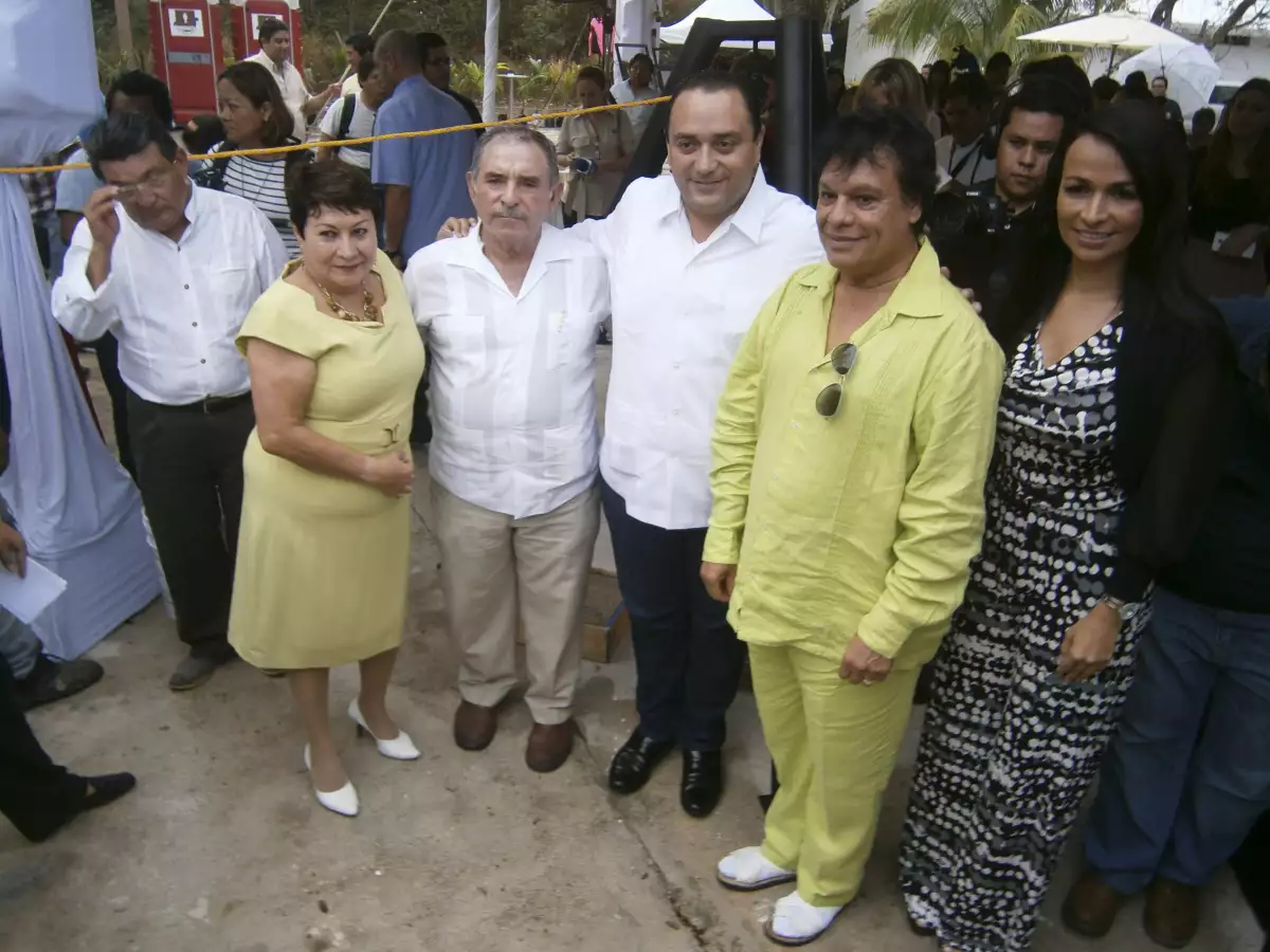 La colocación de la primera piedra del centro que hace homenaje a Juan Gabriel.
