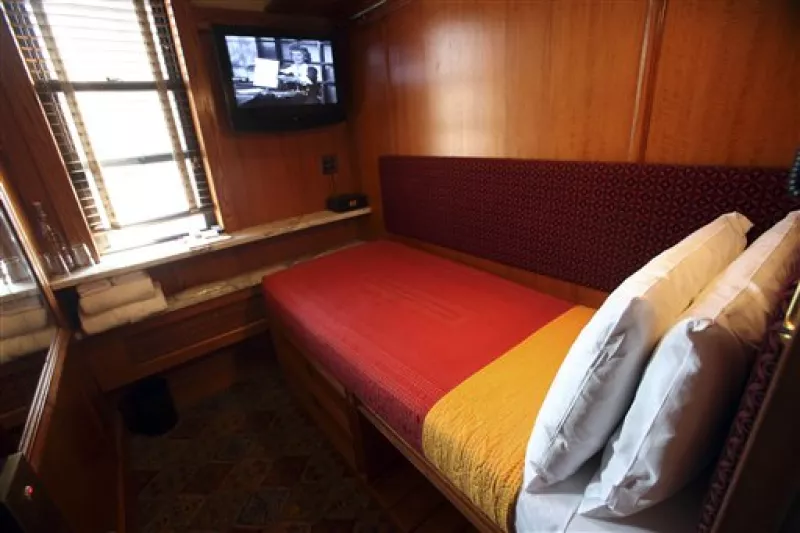Los cuartos de los microhoteles tienen la apariencia y el espacio de un camarote de un barco. (Foto: AP)