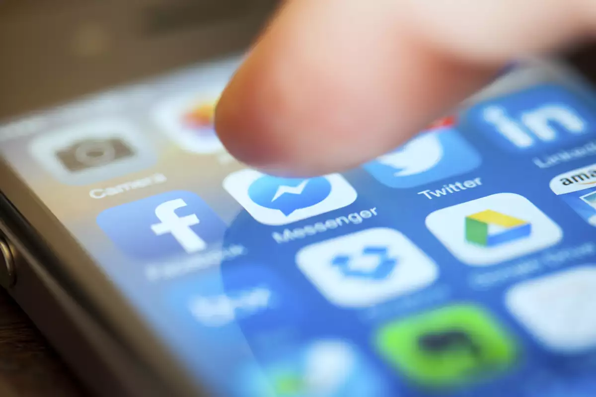 Expertos creen que se usan grupos cerrados en redes como Facebook y WhatsApp para realizar la transacción.