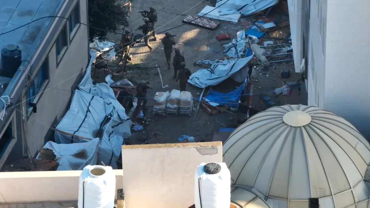 Los soldados israelíes caminan en el complejo del hospital de Al Shifa, en medio de su operación terrestre contra el grupo islamista palestino Hamas, durante lo que dicen que es una entrega de ayuda humanitaria a la instalación en la ciudad de Gaza, en esta imagen fija del vídeo del folleto obtenido el 15 de noviembre de 2023.