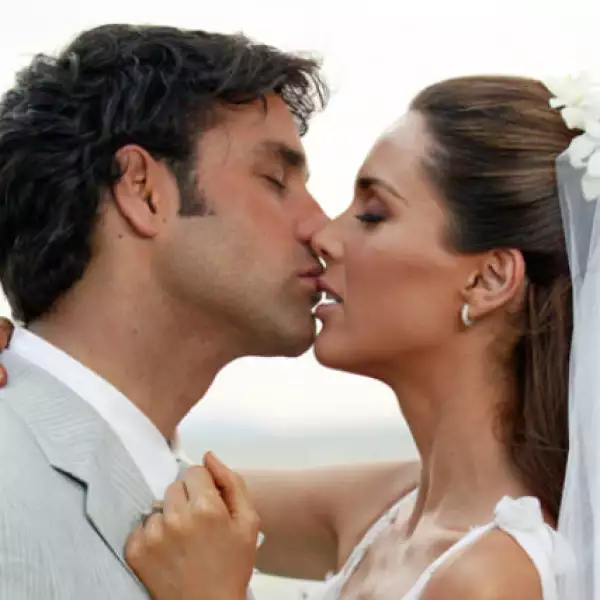 Valentino Lanús y Jacqueline Bracamontes es su escena de boda en Las tontas no van al cielo.