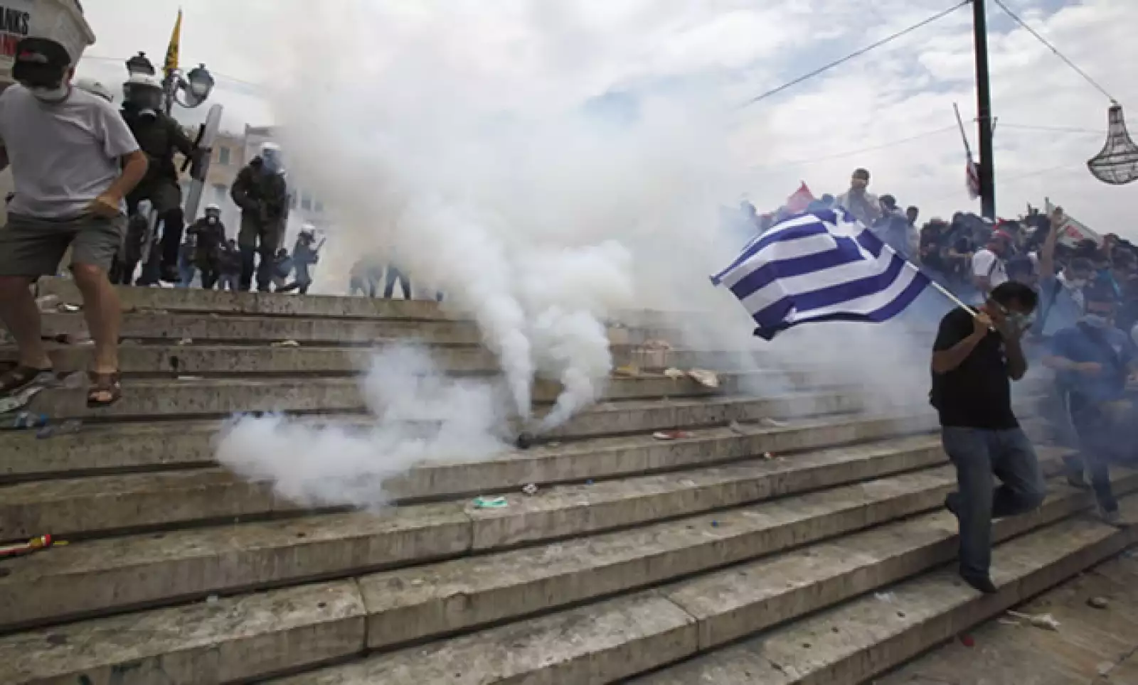 Los manifestantes habían amenazado con rodear el Parlamento para impedir el acceso a los legisladores que finalmente aprobaron recortes de gastos por 40,000 millones de dólares.