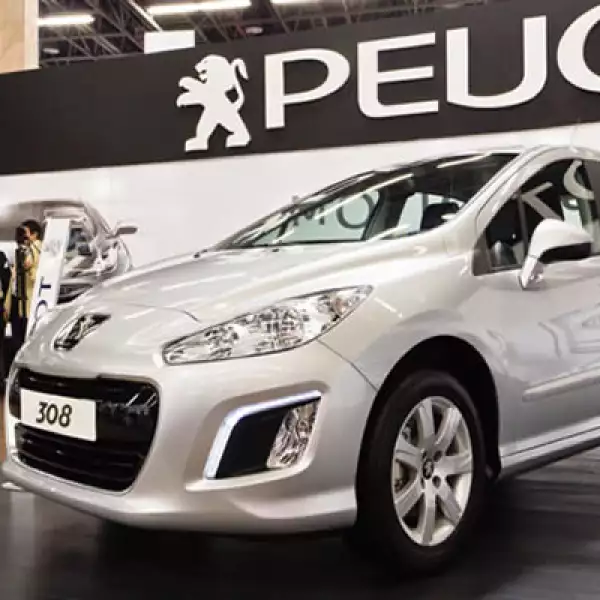 El 308 2012 tiene un motor cuatro cilindros turbo de 1.6L que produce 156 caballos de fuerza.