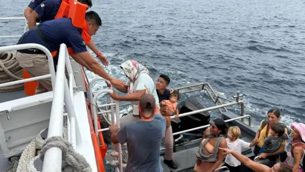 Personal de la Secretaría de Marina con apoyo de la empresa Turística Integral Islas Marías realizó la evacuación de personas y mascotas en Yelapa y Quimixto, Jalisco, ante el paso del Huracán Simón.