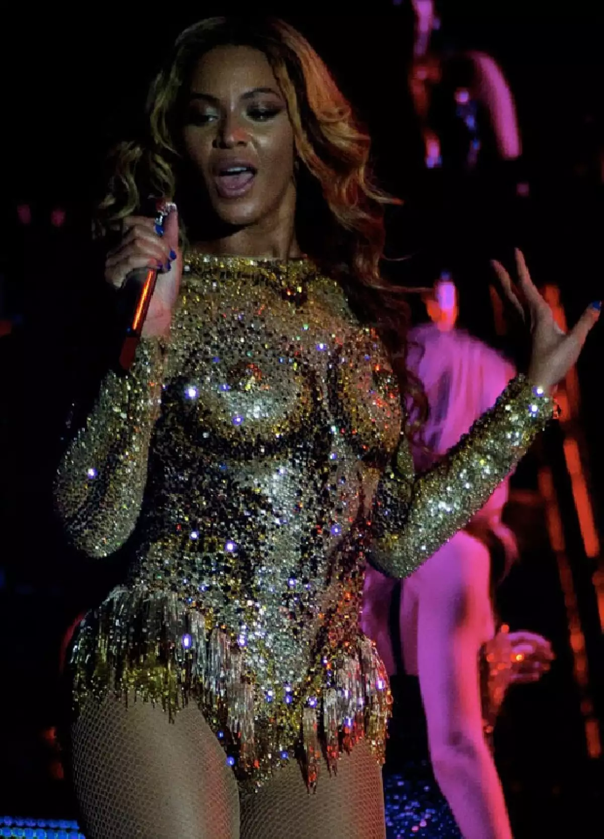 Durante la apertura de su gira `The Mrs Carter Show´ en Belgrado, la cantante lució un leotardo dorado con aplicaciones de lentejuela que daba la ilusión de dejar al descubierto sus curvas.